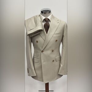 Men's Beige houndstooth Double-Breasted Suit.
American size 50R. Italian size 60